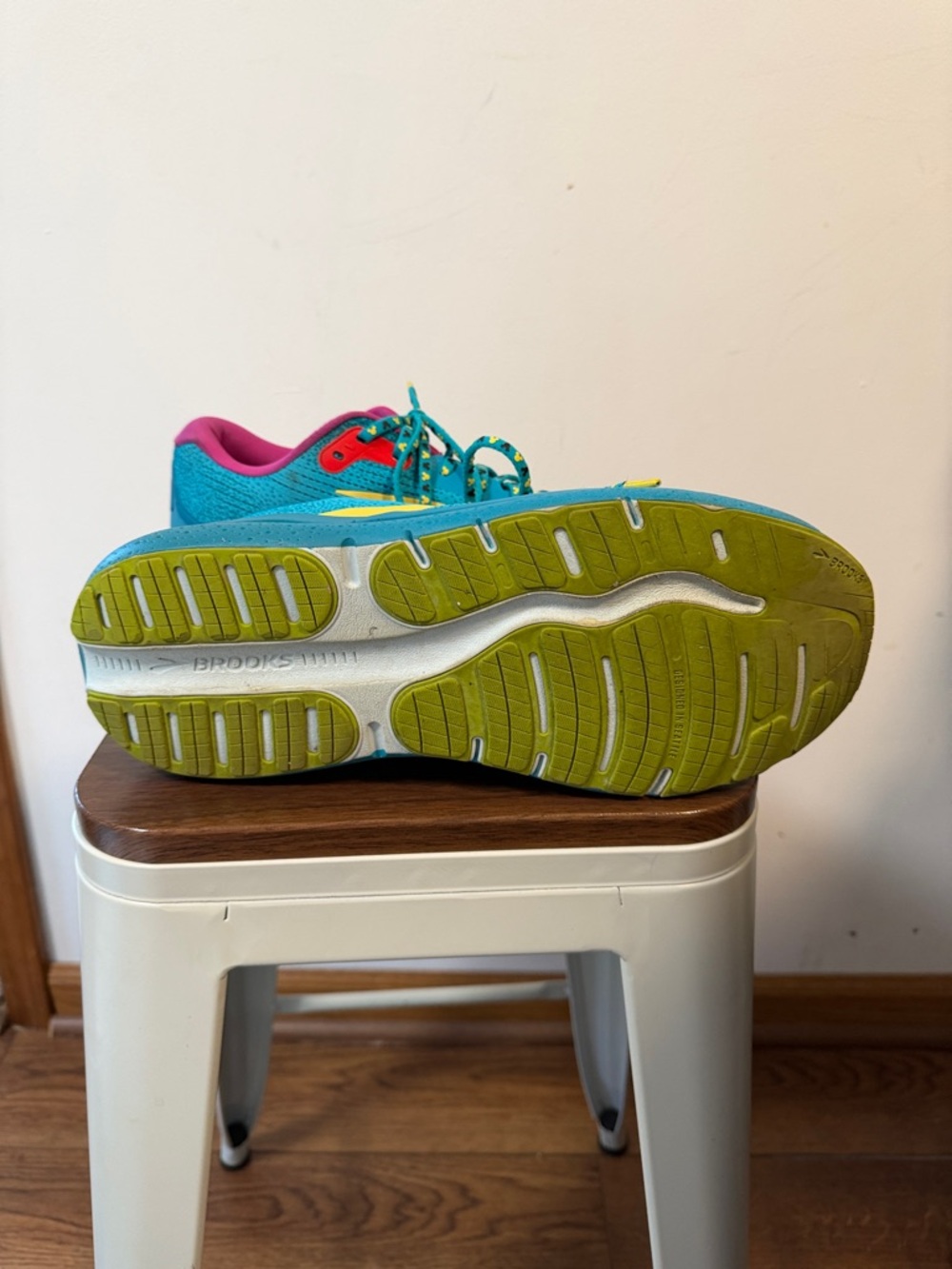 Brooks rundisney Ghost Max 2 Turquoise Sneakers with Pink and Yellow Accents - Picture 4 of 5